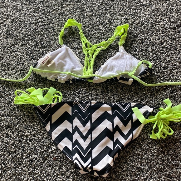 Bikini - Picture 2 of 3